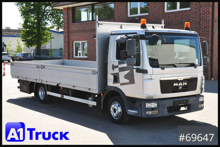 MAN - Pritsche - LKW < 7.5 - TGL 8,220, Pritsche offen, L6400mm,  AHK, 